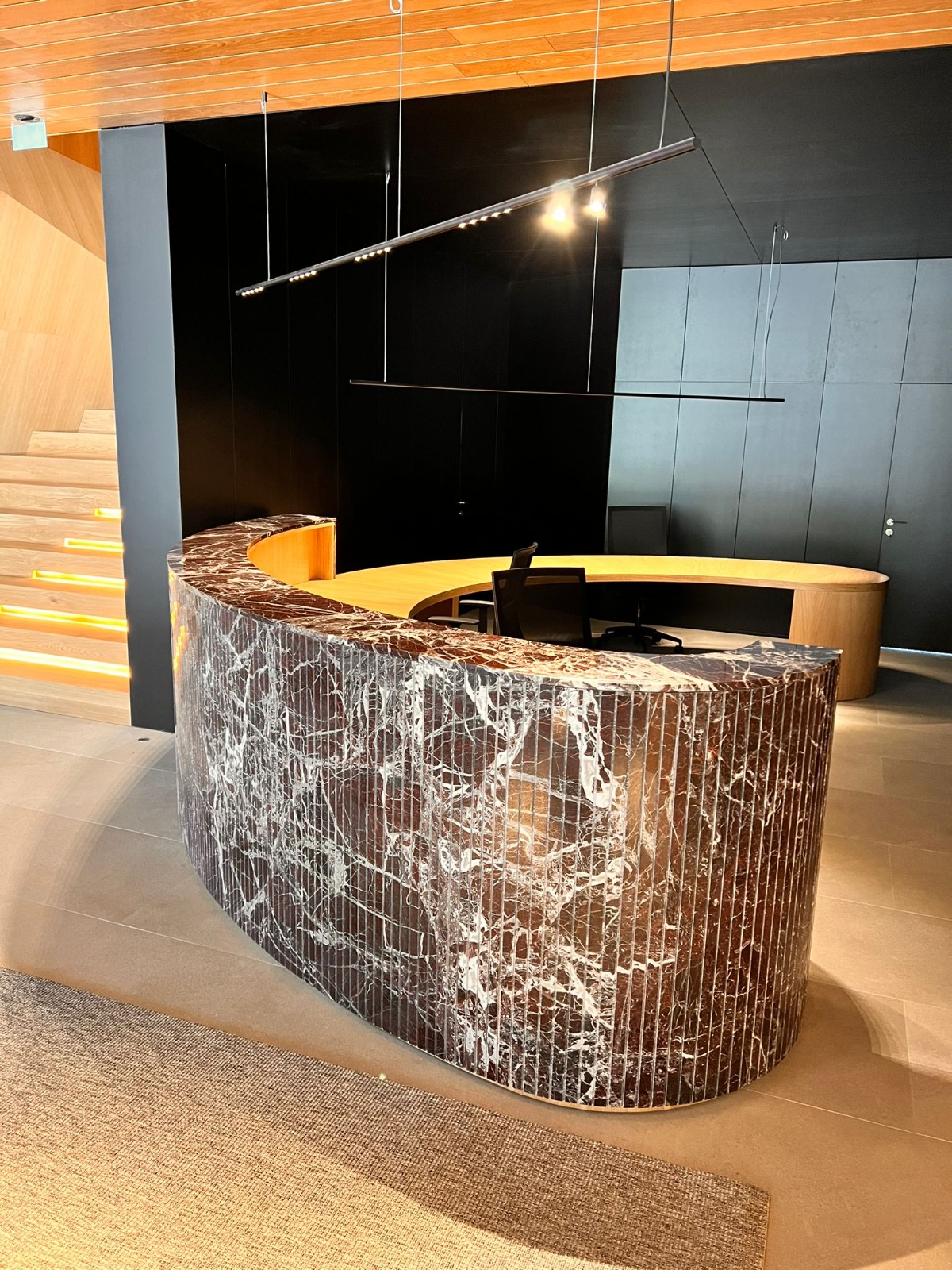 Hotel com decoração em pedra natural